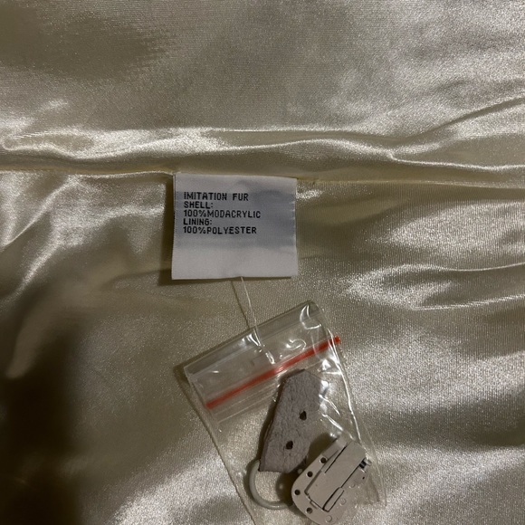 Women’s Ms. Design Collection white faux fur cape (Never worn) Size 2X - Picture 14 of 14